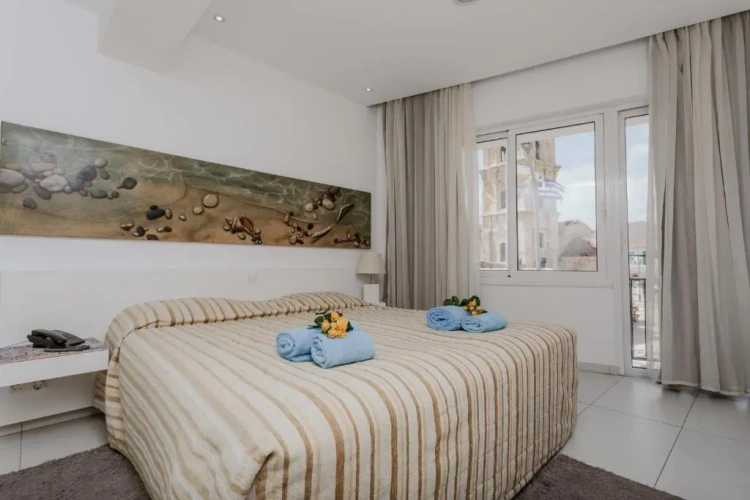 Double room with balcony and with city view