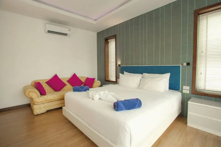 Nee Pool Villa