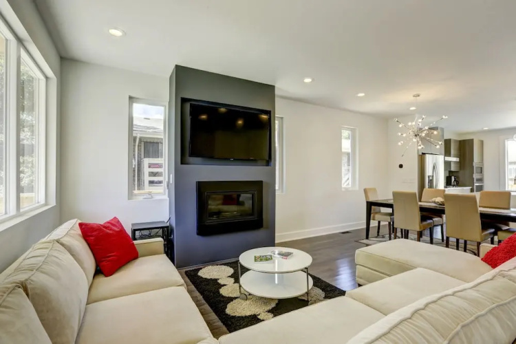Built in 2017 Luxurious 4 BR home in DT