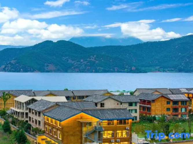 Lugu Lake · Lede Far Mountain Accommodation