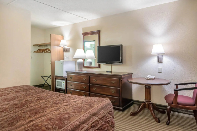 Econo Lodge Inn & Suites
