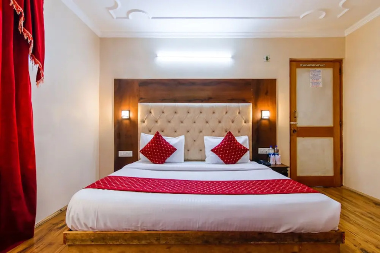 Fabhotel The Moon