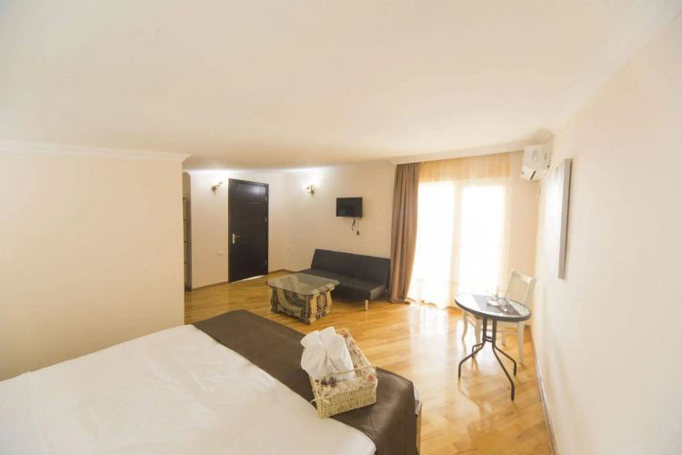Log Inn Boutique Hotel