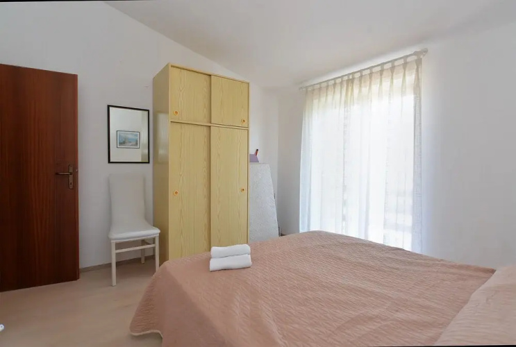 Apartment 827
