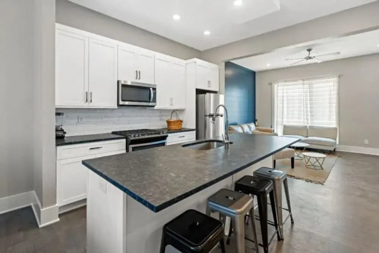 Modern 3 3 in East Nash 10min to Broadway