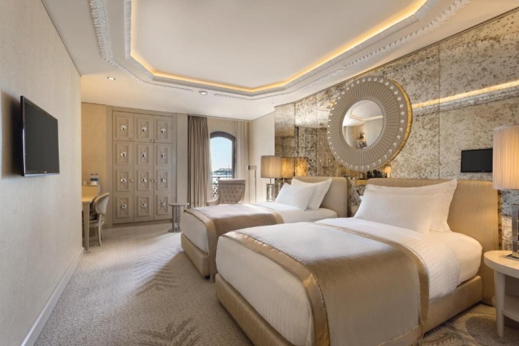Deluxe Twin room with partial sea view