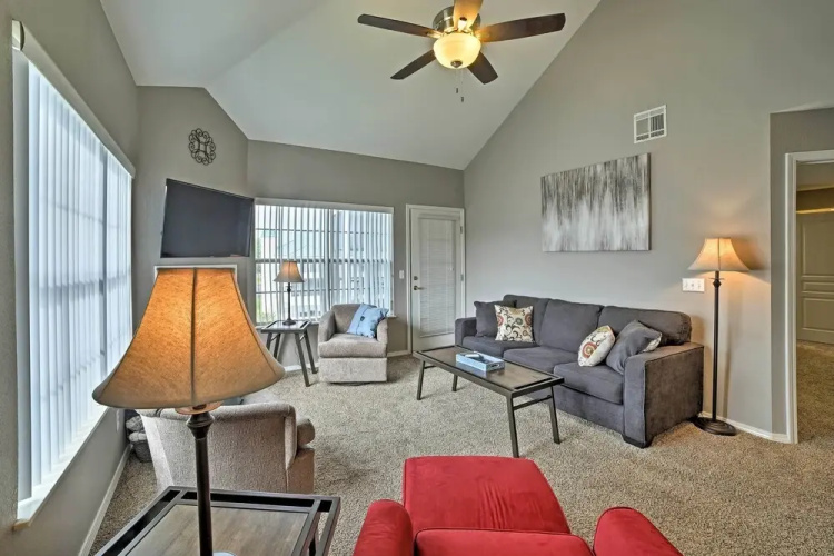 3 Mi to 76 Strip: Condo w/ Hot Tub Access!