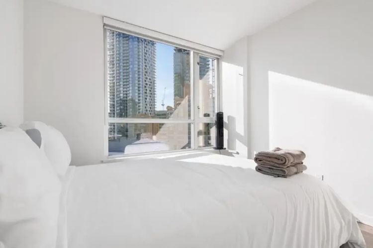 Luxe 2BR Condo w Skyline Views In-suite Laundry