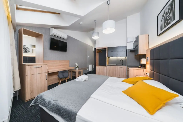 Aron Residence