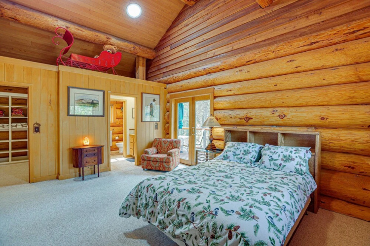 Bend Getaway With Cozy Fireplace