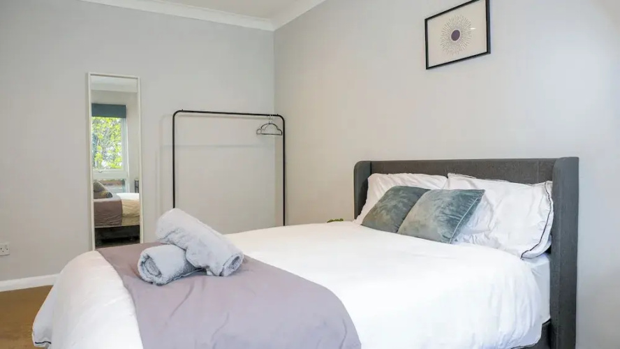 Apartmentsleeps3-balcony-valleyview-parking