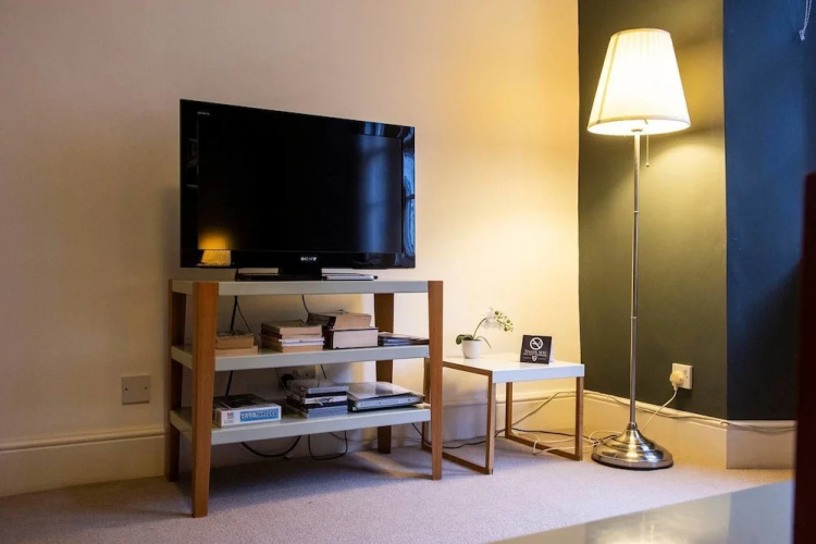 JOIVY Perfect Location! Charming Rose St Apt for Couples