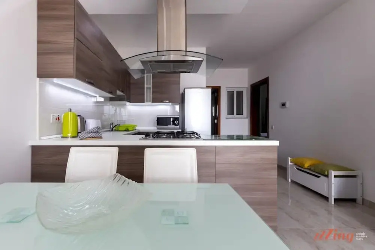 Sunny Penthouse w Terrace and Open Views