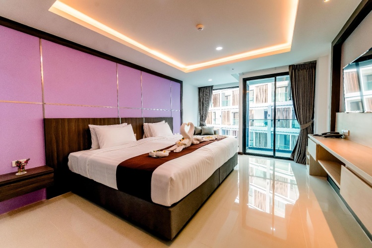 Deluxe room with pool view