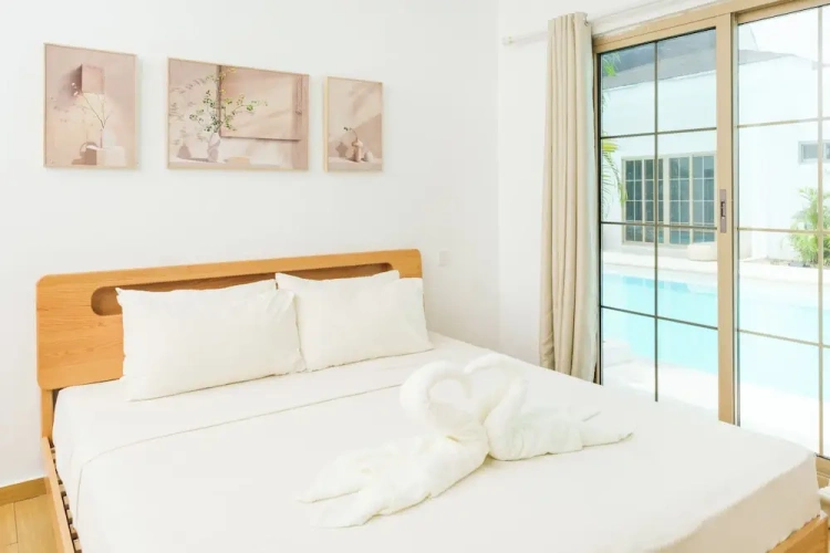 Deluxe Suite with pool view