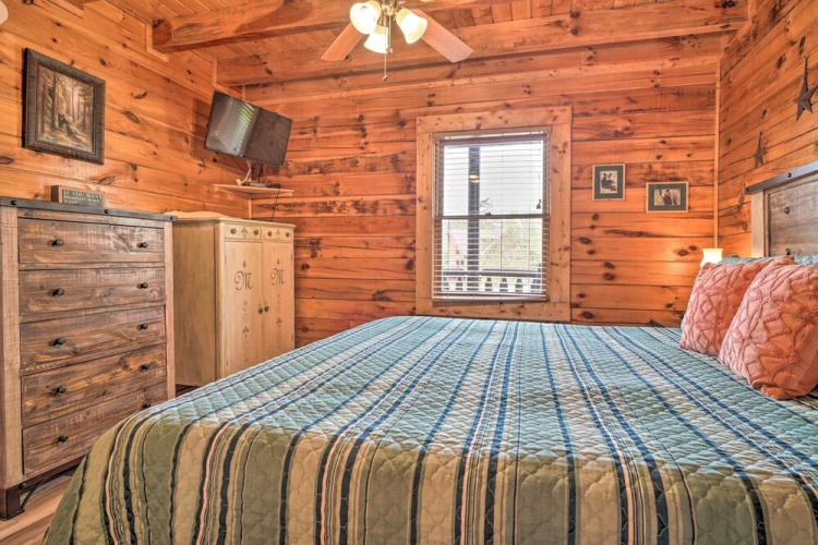 Mountain Pool Lodge Sevierville Cabin w/ Hot Tub