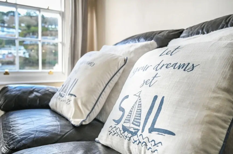 3bed Apartment Sleeps 5- Parking, Wifi, Near Beach