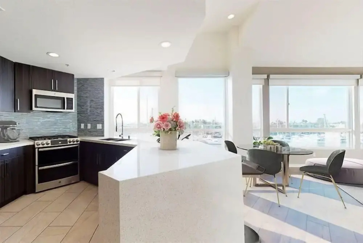 Luxury Space In the Marina