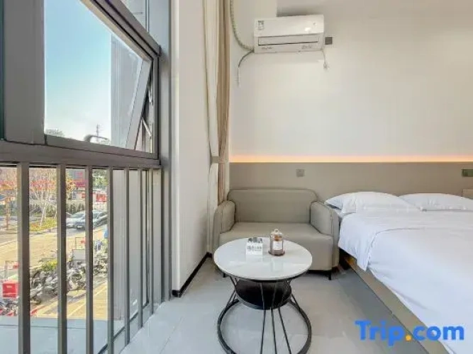 Standard Twin room with balcony