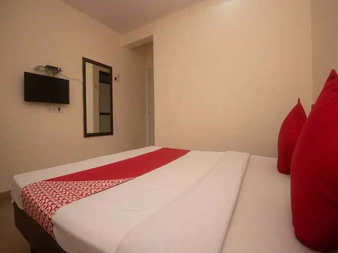 Oyo 23285 The Diplomat Lodging