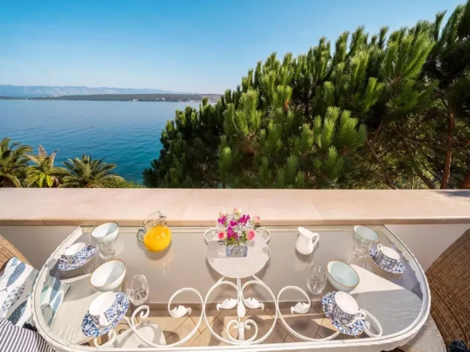2 Bedrooms Luxury Apartment with sea view