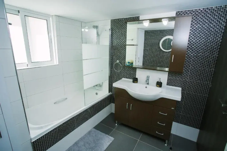 3 Bedrooms Basement Cottage