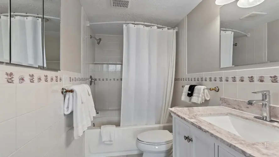 Hawk's Sea Nest 2 Bedroom Condo by RedAwning