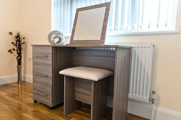 Heathrow Clean 2Bedroom Apt with Parking