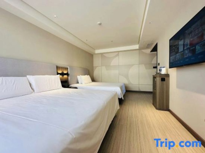 Double Suite with street view
