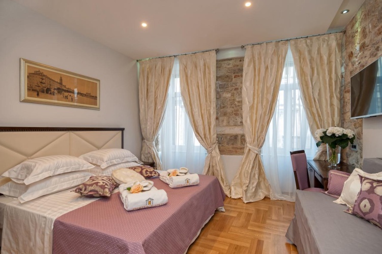 Deluxe Double Basement room with city view