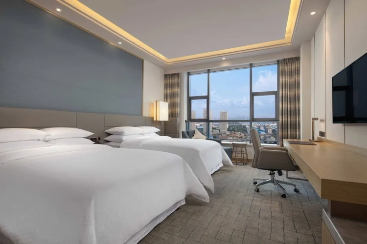 Standard Quadruple room with city view