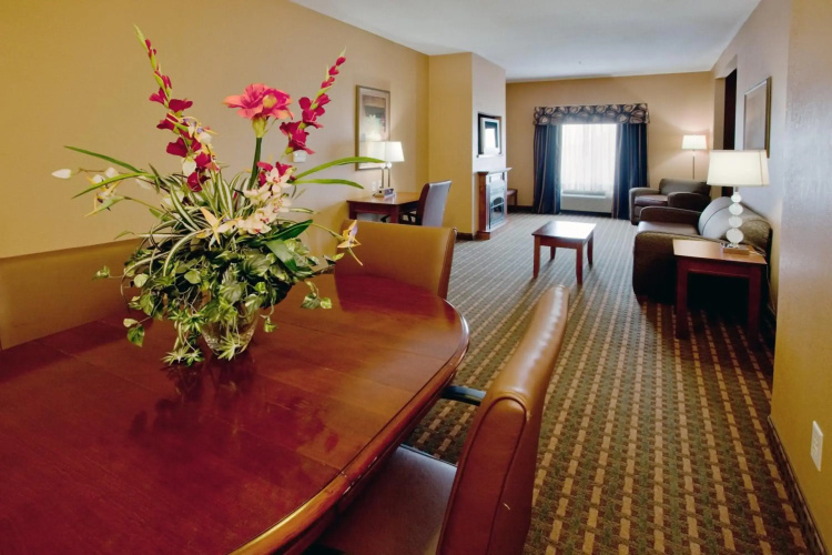 Holiday Inn Express & Suites Suffolk