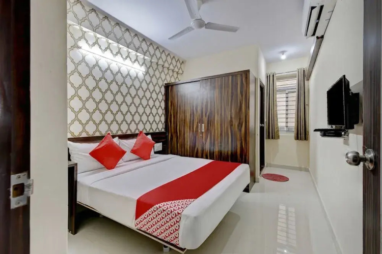 OYO Flagship 13933 Varcity Pearl