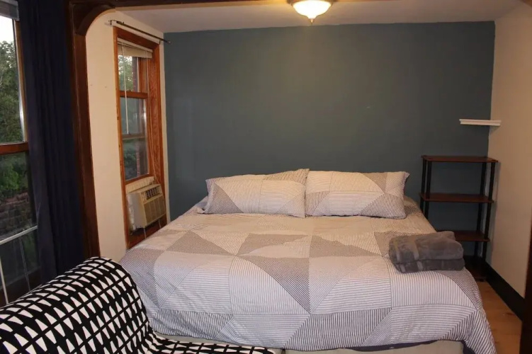 Serene Studio close to NYC. Walk to shops, PATH