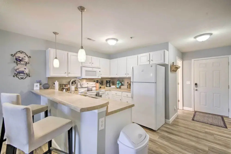 Screened Balcony w/ Views: Sleek Lake Ozark Gem!