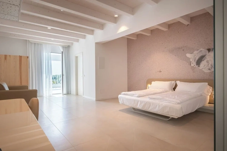 Junior Suite with balcony and with partial sea view