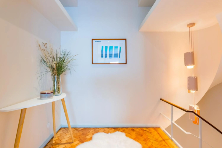 UNIQUE Modernist Duplex apartment & PARKING