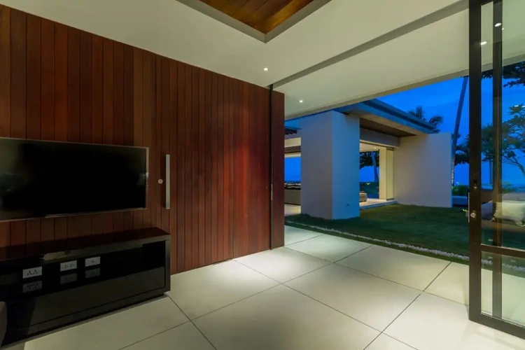 5 Bedrooms Villa
