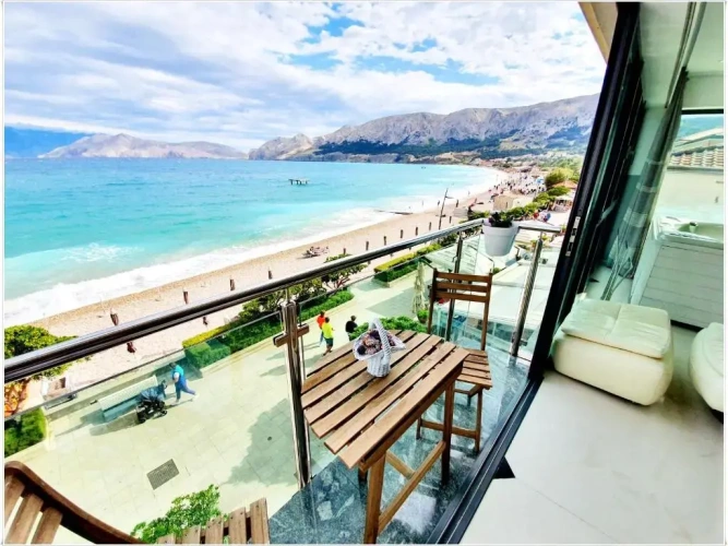Apartment with balcony and with sea view