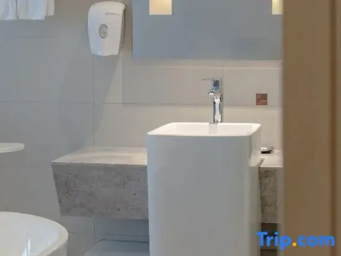 H Crytal Hotel (Jinma Road, Dalian Development Zone)