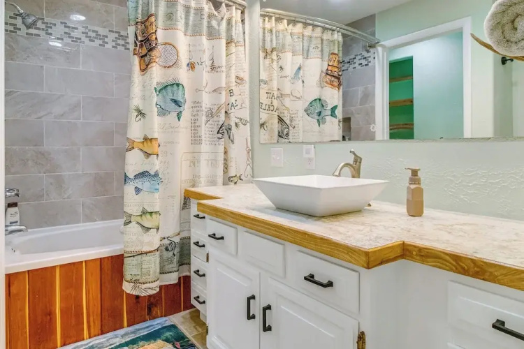 Cotter Home w/ Deck ~ 1 Mi to Big Spring Park!