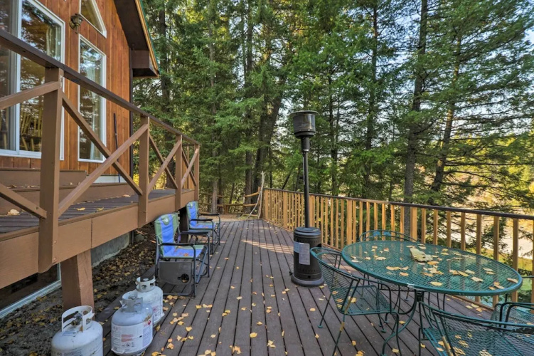 Riverfront Hungry Horse House With Large Deck!