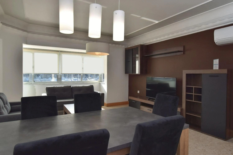 2 bedroom, central and spacious with sea view