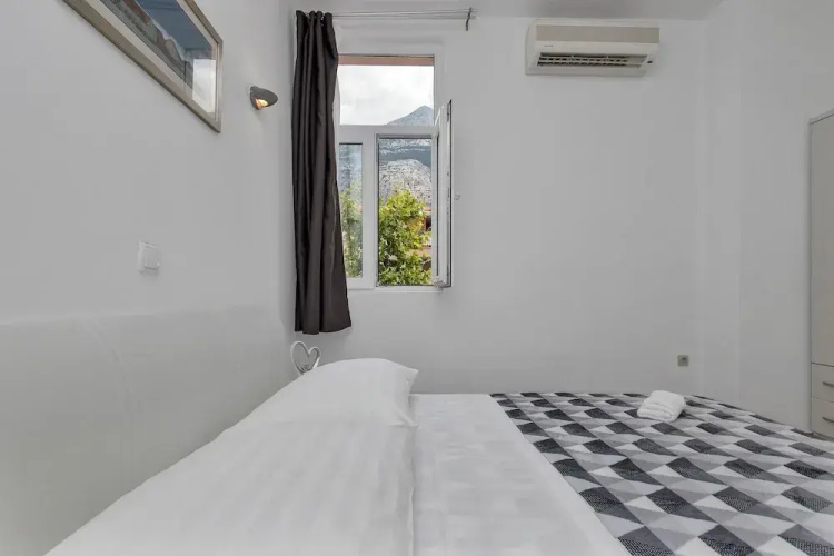 Apartment Petar with terrace