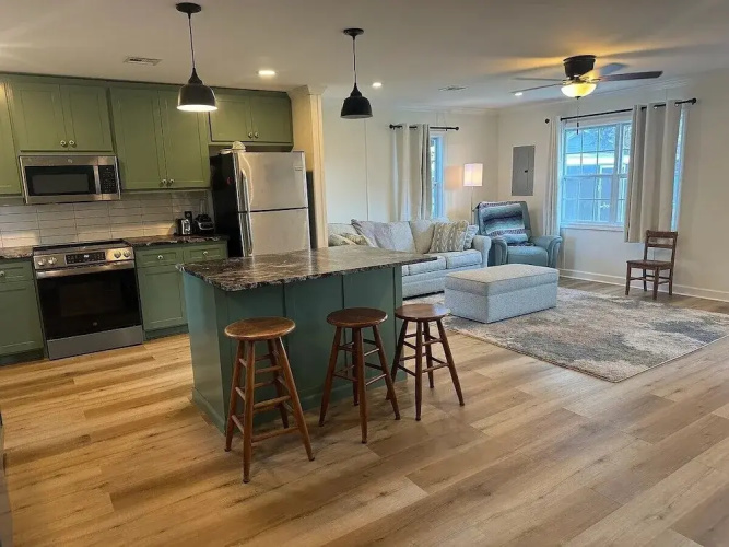Friendly Home Near Downtown UL - Fenced Yard