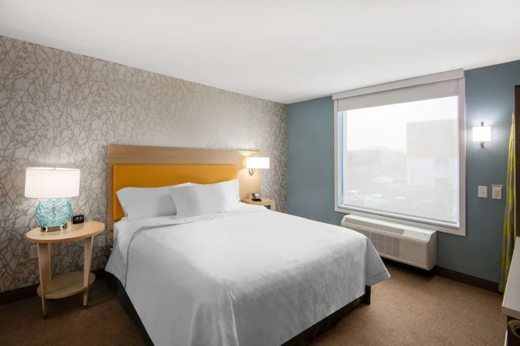 Mobility/hearing accessible Double Suite