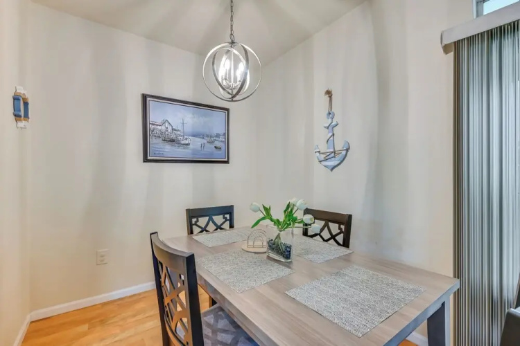 4 Mi to Clearwater Beach: Apt w/ Community Pool!