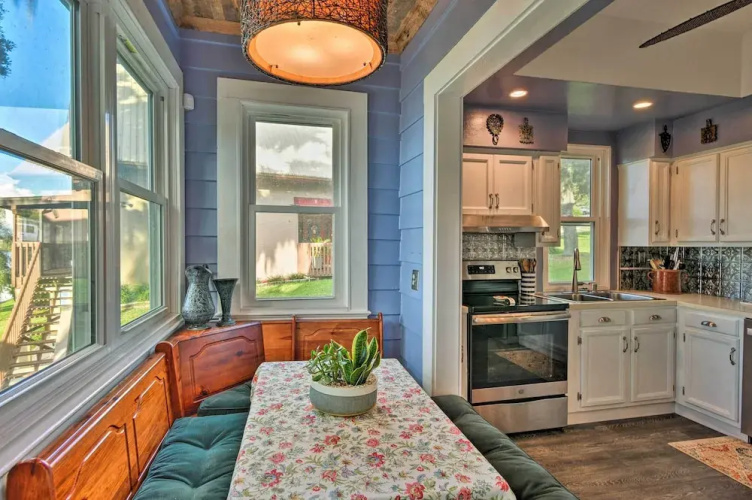 Lakefront Florida Retreat - Pool Table & Boat Dock