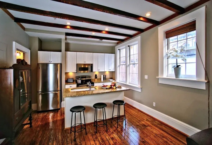 Comfy Carriage House Steps from the River