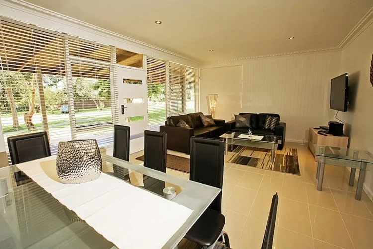 4 Bedrooms Apartment